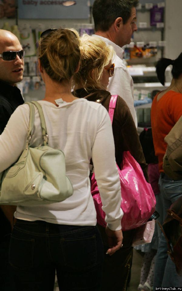 Бритни на шоппинге в районе Soho Лондона016.jpg(Бритни Спирс, Britney Spears)