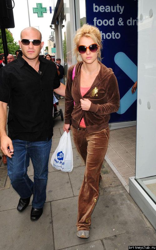 Бритни на шоппинге в районе Soho Лондона041.jpg(Бритни Спирс, Britney Spears)
