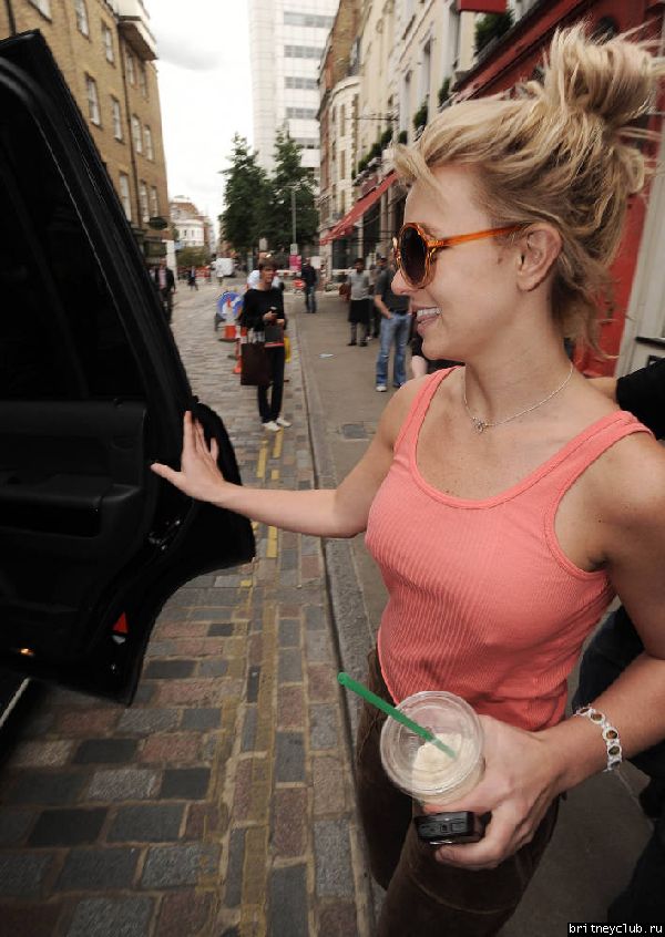 Бритни на шоппинге в районе Soho Лондона056.jpg(Бритни Спирс, Britney Spears)