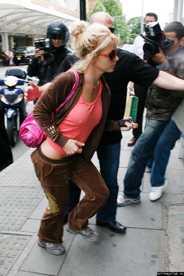 Бритни на шоппинге в районе Soho Лондона062.jpg(Бритни Спирс, Britney Spears)