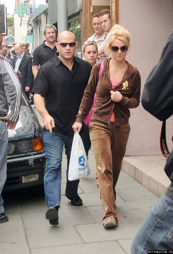 Бритни на шоппинге в районе Soho Лондона078.jpg(Бритни Спирс, Britney Spears)