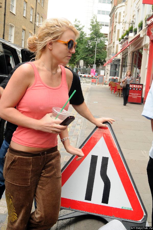 Бритни на шоппинге в районе Soho Лондона083.jpg(Бритни Спирс, Britney Spears)