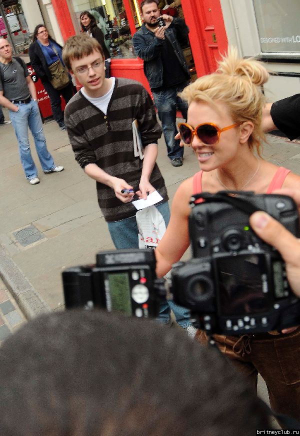 Бритни на шоппинге в районе Soho Лондона088.jpg(Бритни Спирс, Britney Spears)