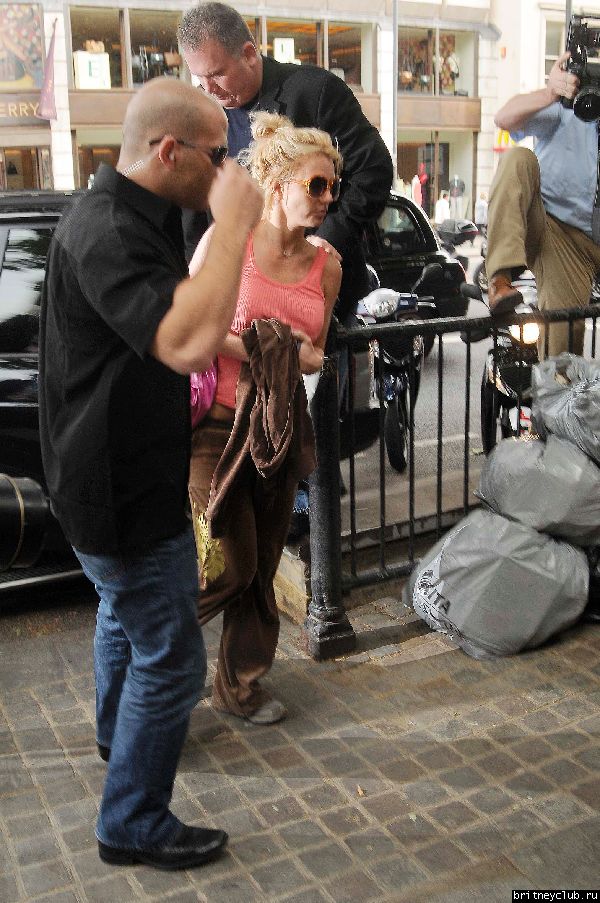 Бритни на шоппинге в районе Soho Лондона090.jpg(Бритни Спирс, Britney Spears)