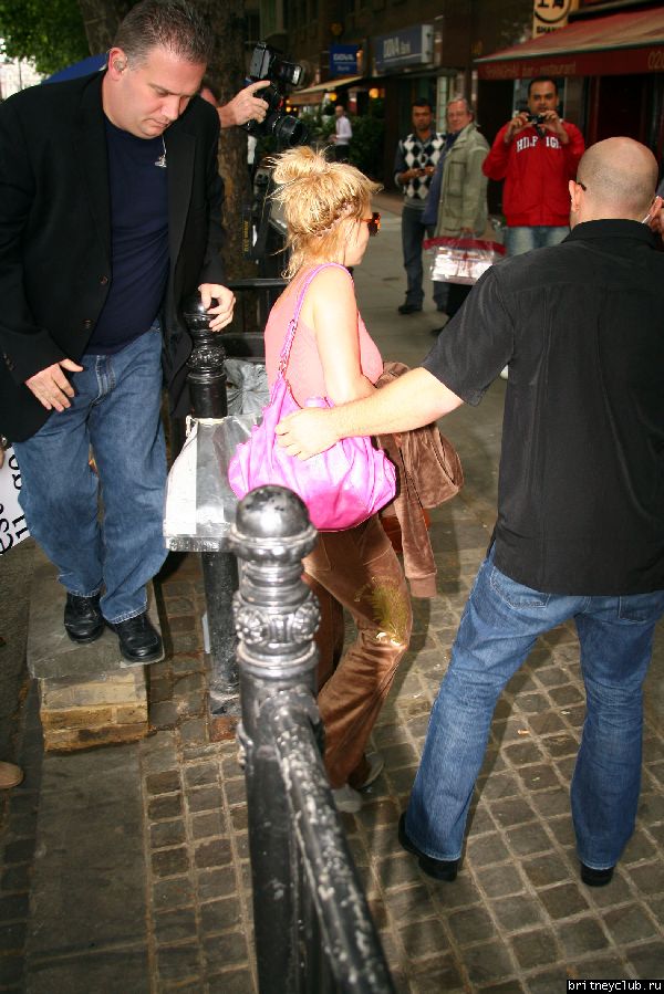 Бритни на шоппинге в районе Soho Лондона096.jpg(Бритни Спирс, Britney Spears)