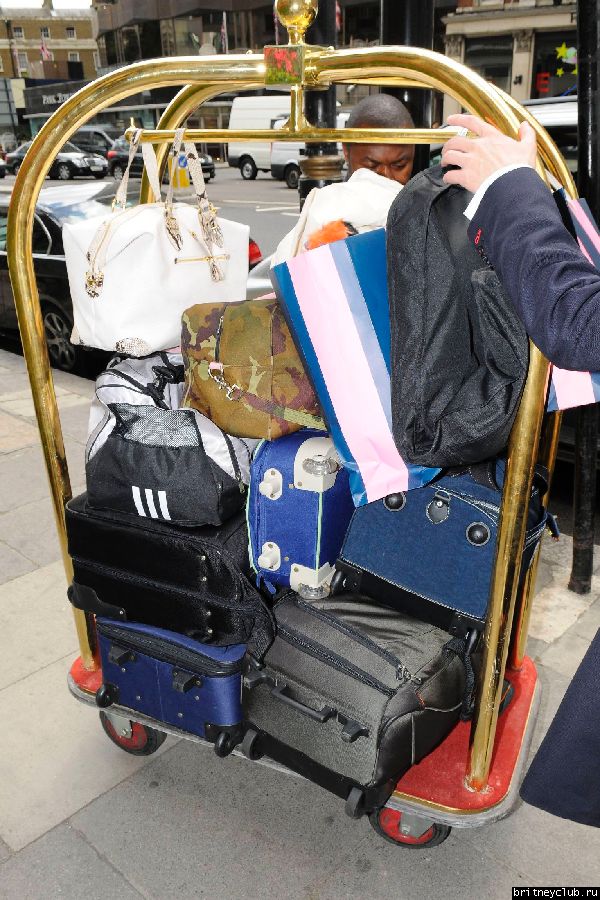 Бритни уезжает из гостиницы в Лондоне27.jpg(Бритни Спирс, Britney Spears)