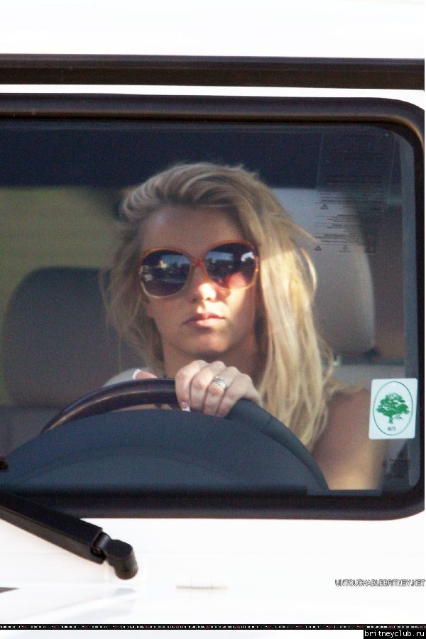 Бритни катается в Калабасасе1.jpg(Бритни Спирс, Britney Spears)