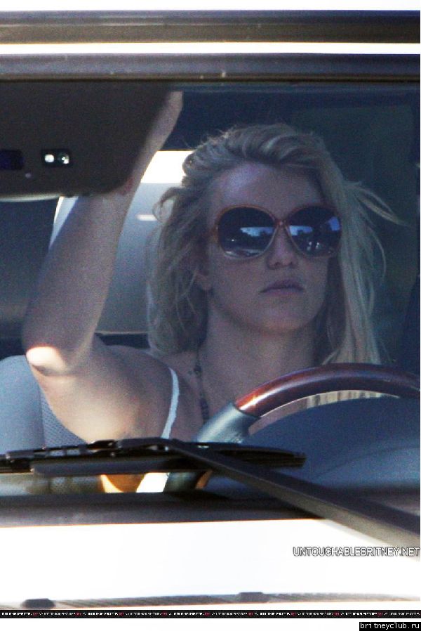 Бритни катается в Калабасасе4.jpg(Бритни Спирс, Britney Spears)