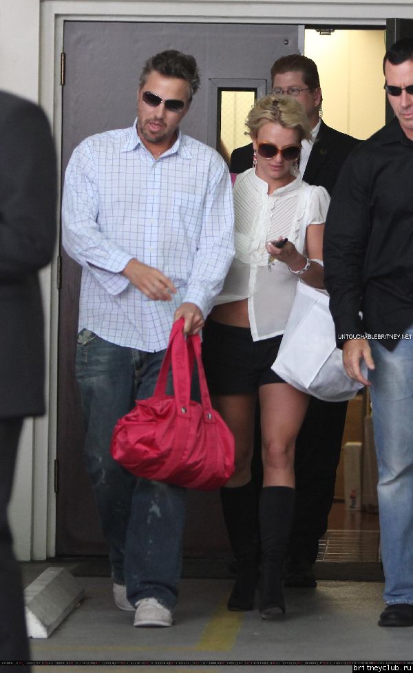 Бритни уезжает из делового центра36.jpg(Бритни Спирс, Britney Spears)