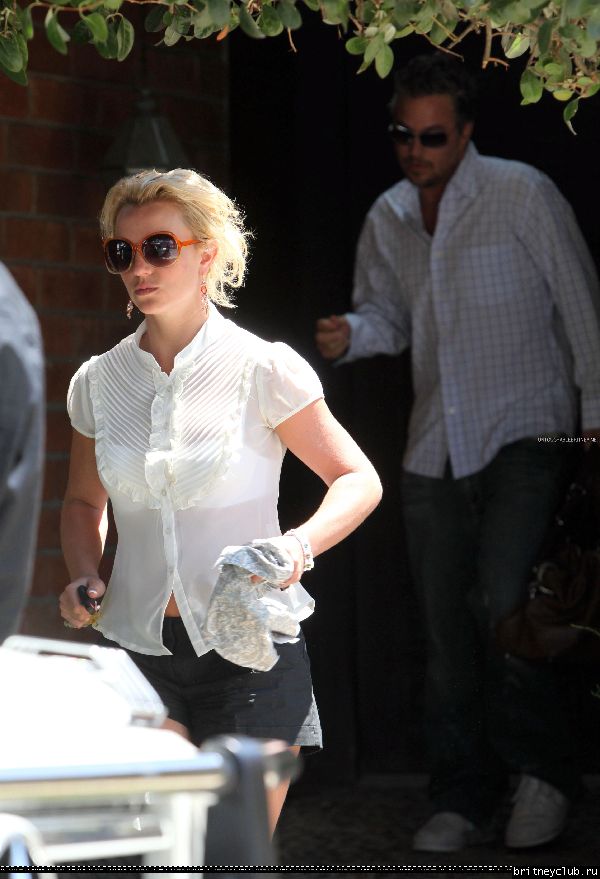 Бритни уезжает из делового центра38.jpg(Бритни Спирс, Britney Spears)