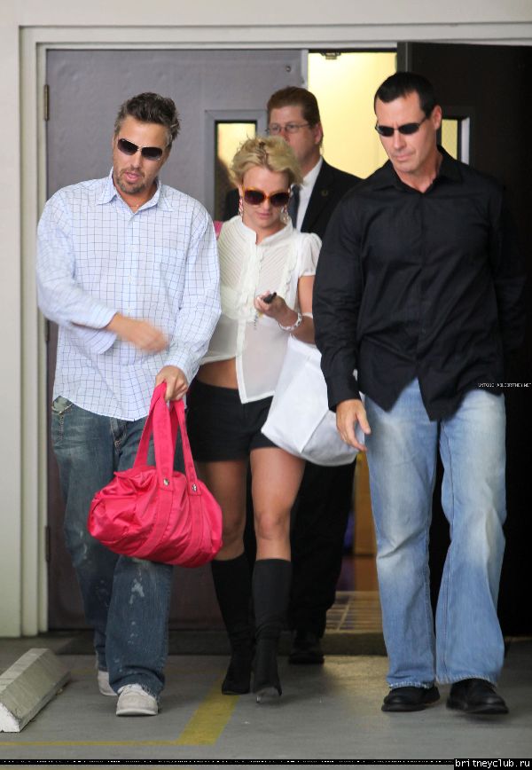 Бритни уезжает из делового центра41.jpg(Бритни Спирс, Britney Spears)