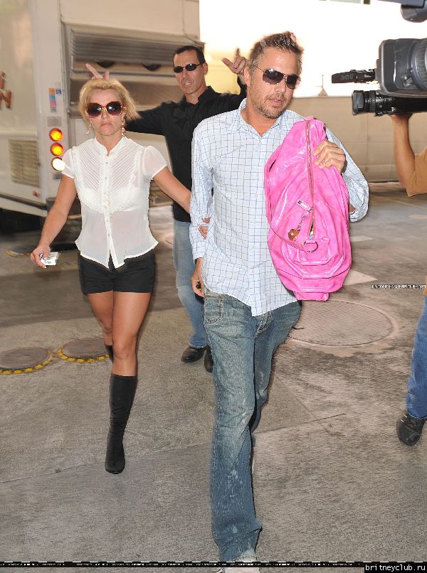 Бритни уезжает из делового центра76.jpg(Бритни Спирс, Britney Spears)