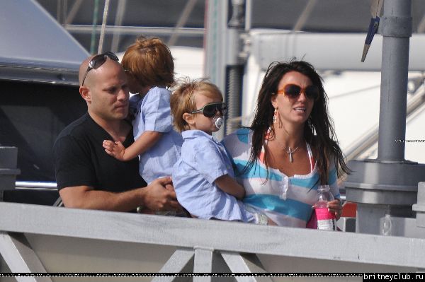 Бритни с детьми отдыхают на яхте03.jpg(Бритни Спирс, Britney Spears)