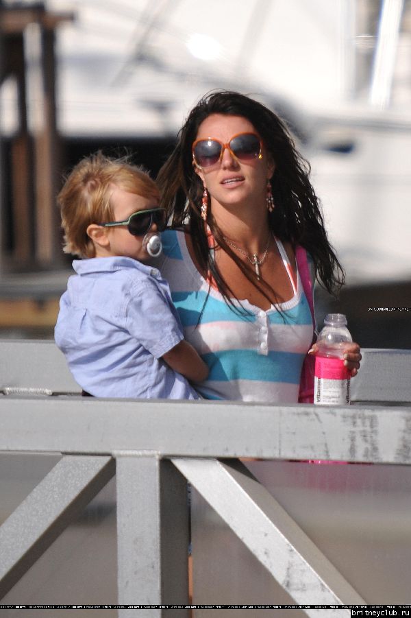Бритни с детьми отдыхают на яхте08.jpg(Бритни Спирс, Britney Spears)