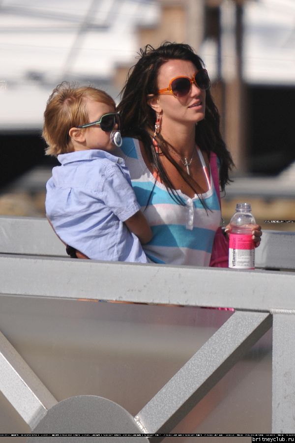 Бритни с детьми отдыхают на яхте18.jpg(Бритни Спирс, Britney Spears)