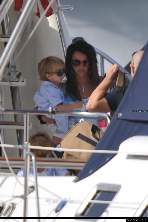 Бритни с детьми отдыхают на яхте30.jpg(Бритни Спирс, Britney Spears)