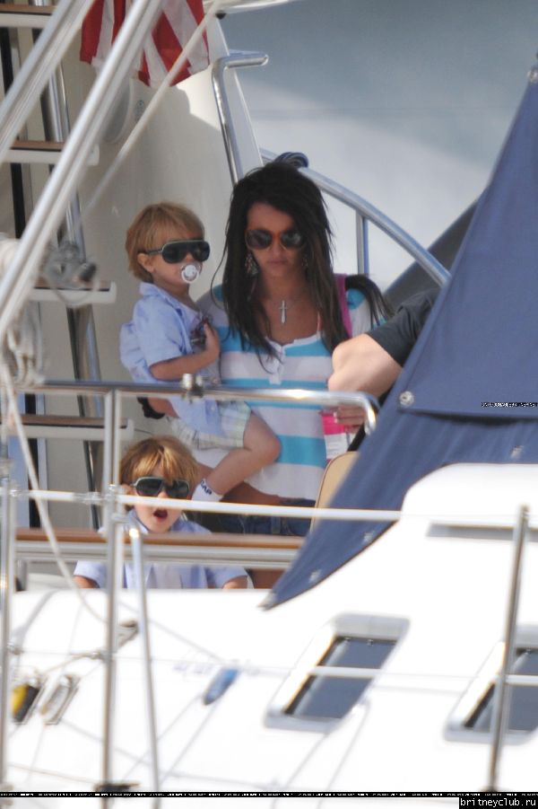 Бритни с детьми отдыхают на яхте31.jpg(Бритни Спирс, Britney Spears)
