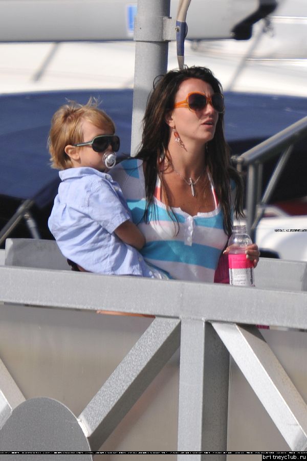 Бритни с детьми отдыхают на яхте37.jpg(Бритни Спирс, Britney Spears)