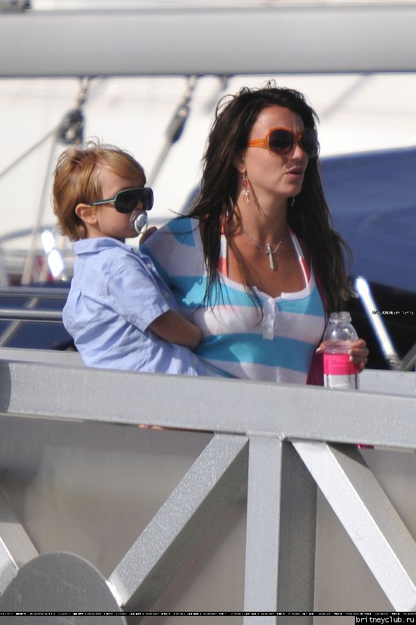 Бритни с детьми отдыхают на яхте41.jpg(Бритни Спирс, Britney Spears)