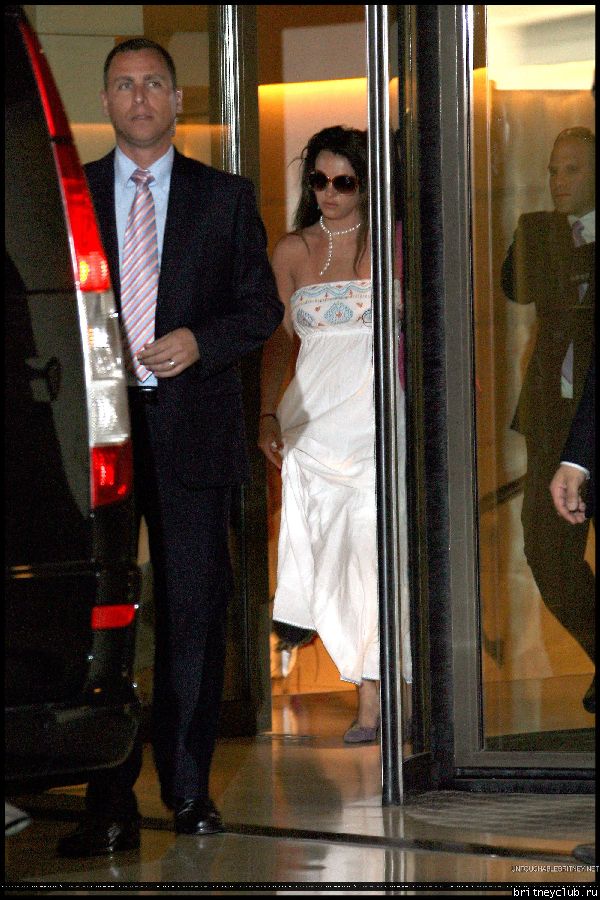 Брит уезжает из отеля в Париже7.jpg(Бритни Спирс, Britney Spears)