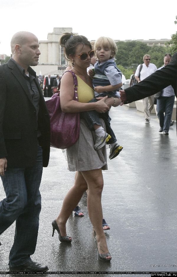 Бритни с детьми приехали к Эйфелевой башне04.jpg(Бритни Спирс, Britney Spears)