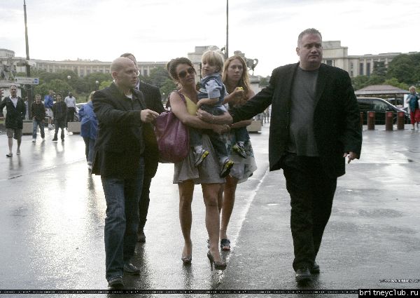 Бритни с детьми приехали к Эйфелевой башне08.jpg(Бритни Спирс, Britney Spears)