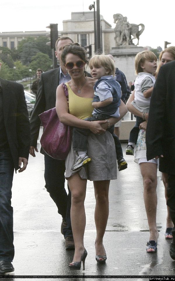 Бритни с детьми приехали к Эйфелевой башне09.jpg(Бритни Спирс, Britney Spears)
