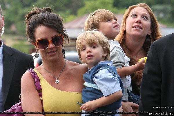 Бритни с детьми приехали к Эйфелевой башне16.jpg(Бритни Спирс, Britney Spears)
