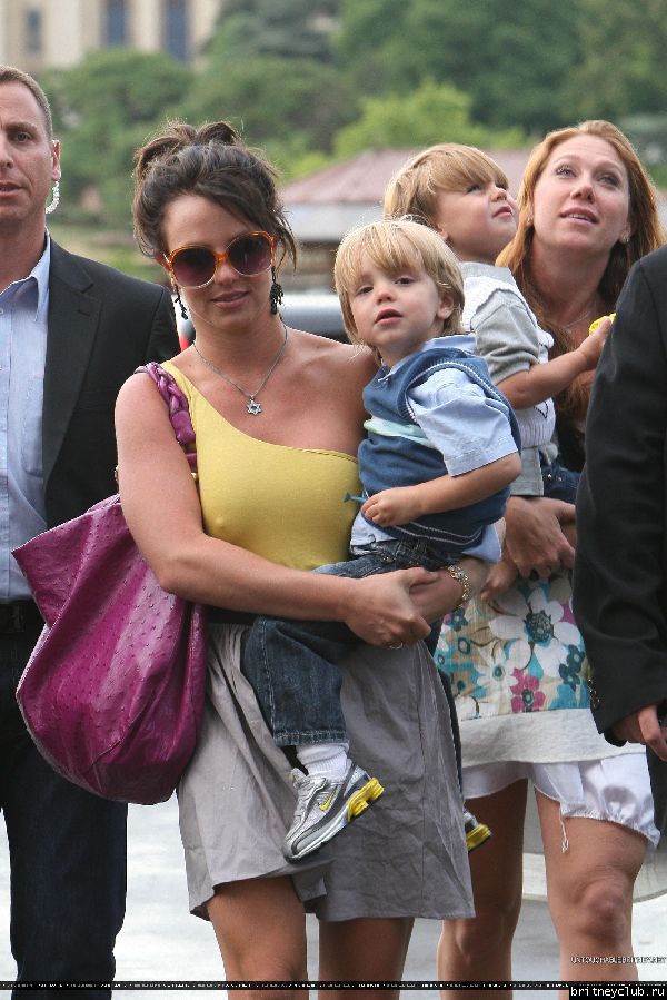 Бритни с детьми приехали к Эйфелевой башне17.jpg(Бритни Спирс, Britney Spears)