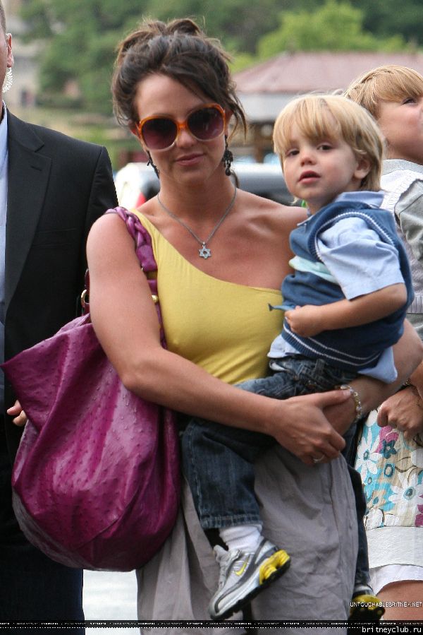 Бритни с детьми приехали к Эйфелевой башне18.jpg(Бритни Спирс, Britney Spears)