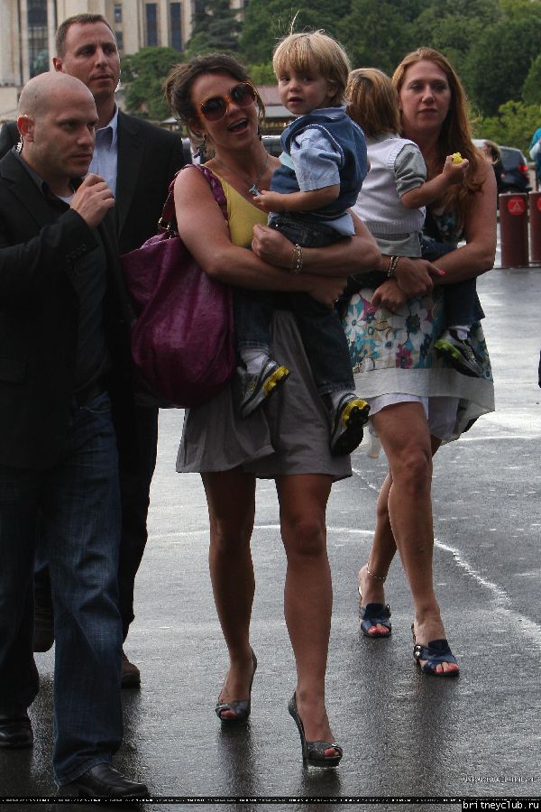 Бритни с детьми приехали к Эйфелевой башне23.jpg(Бритни Спирс, Britney Spears)