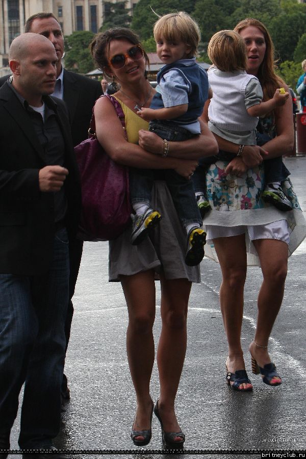 Бритни с детьми приехали к Эйфелевой башне24.jpg(Бритни Спирс, Britney Spears)
