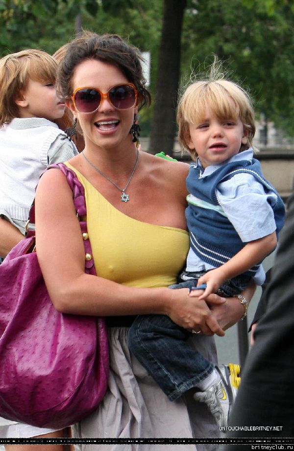 Бритни с детьми приехали к Эйфелевой башне37.jpg(Бритни Спирс, Britney Spears)