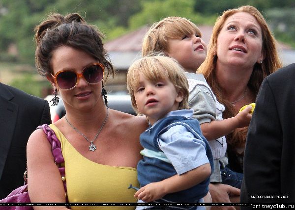 Бритни с детьми приехали к Эйфелевой башне38.jpg(Бритни Спирс, Britney Spears)