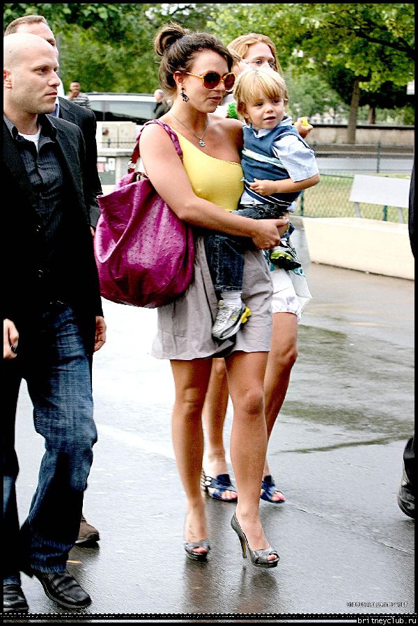 Бритни с детьми приехали к Эйфелевой башне50.jpg(Бритни Спирс, Britney Spears)