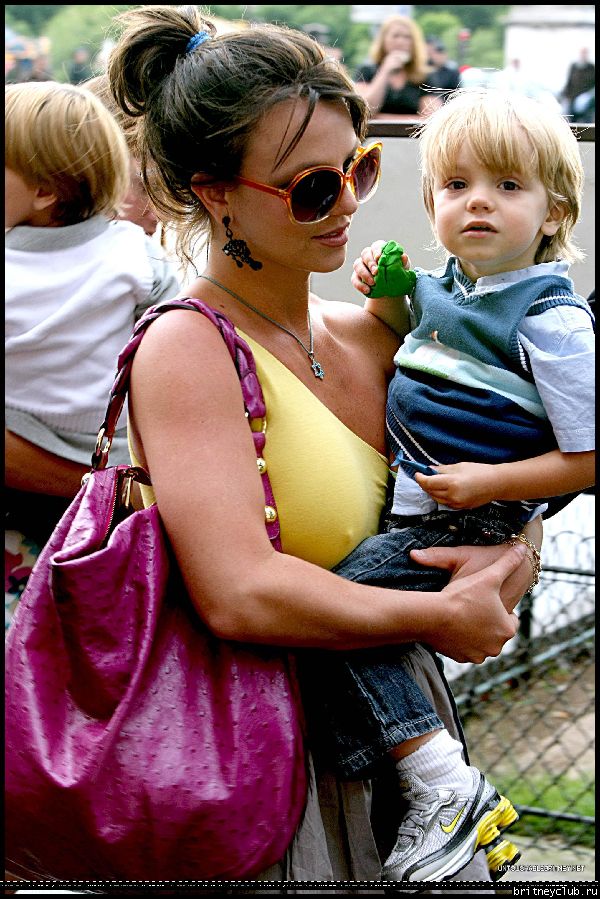 Бритни с детьми приехали к Эйфелевой башне51.jpg(Бритни Спирс, Britney Spears)