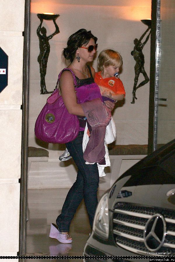 Бритни с  Джейденом уезжает из отеля08.jpg(Бритни Спирс, Britney Spears)