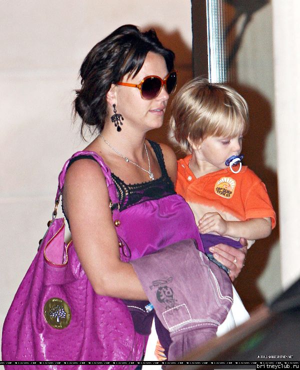 Бритни с  Джейденом уезжает из отеля11.jpg(Бритни Спирс, Britney Spears)