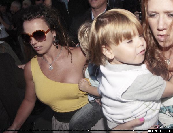 Бритни уезжает от Эйфелевой башни03.jpg(Бритни Спирс, Britney Spears)