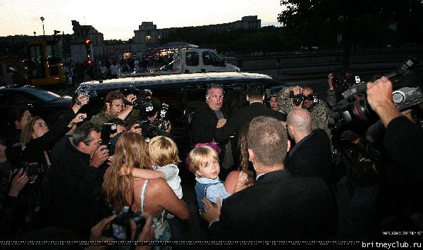 Бритни уезжает от Эйфелевой башни09.jpg(Бритни Спирс, Britney Spears)