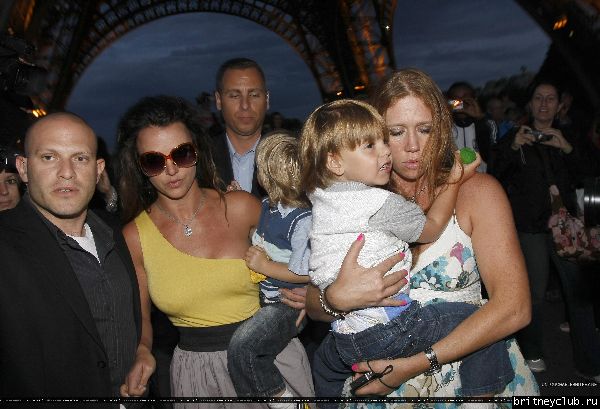 Бритни уезжает от Эйфелевой башни21.jpg(Бритни Спирс, Britney Spears)