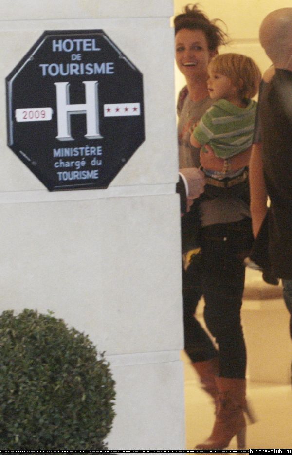 Бритни с детьми уезжают из отеля в Париже07.jpg(Бритни Спирс, Britney Spears)