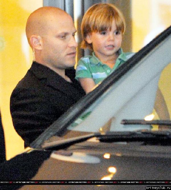 Бритни с детьми уезжают из отеля в Париже10.jpg(Бритни Спирс, Britney Spears)