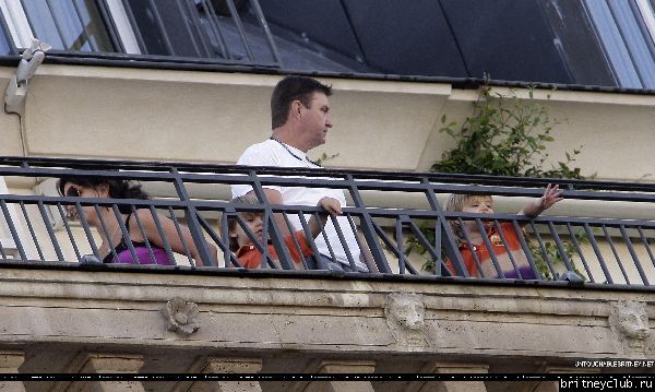 Бритни с семьей в отеле Парижа5.jpg(Бритни Спирс, Britney Spears)