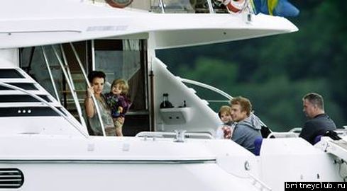 Бритни отдыхает на яхте в Стокгольме4.png(Бритни Спирс, Britney Spears)