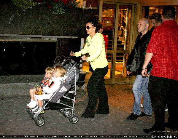 Бритни гуляет с детьми в Стокгольме04.jpg(Бритни Спирс, Britney Spears)