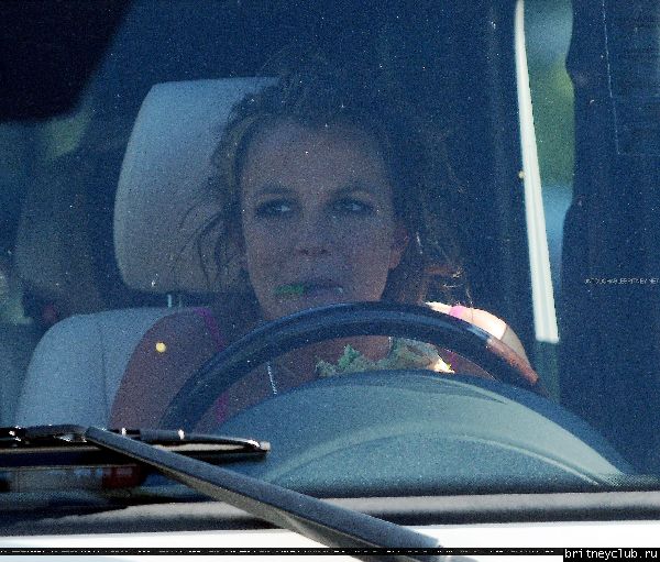 Бритни ест в машине2.jpg(Бритни Спирс, Britney Spears)
