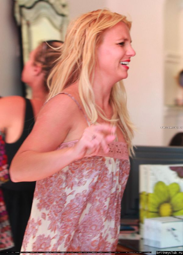 Бритни на шоппинге в бутике Paige Denim116.jpg(Бритни Спирс, Britney Spears)