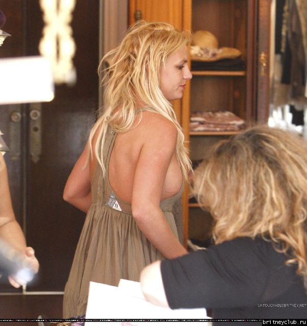 Бритни на шоппинге в бутике Paige Denim120.jpg(Бритни Спирс, Britney Spears)