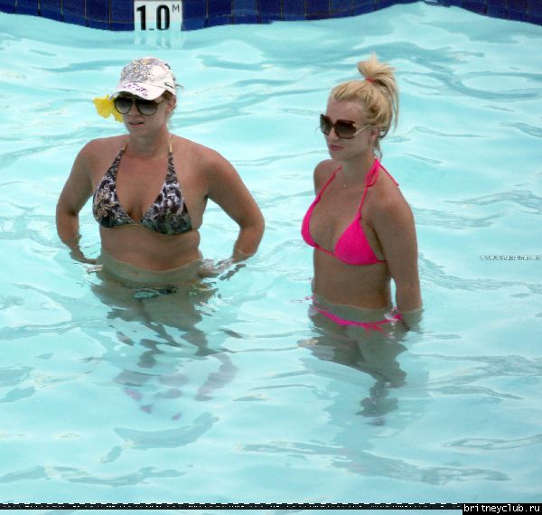 Бритни отдыхает в отеле Ritz Carlton069.jpg(Бритни Спирс, Britney Spears)